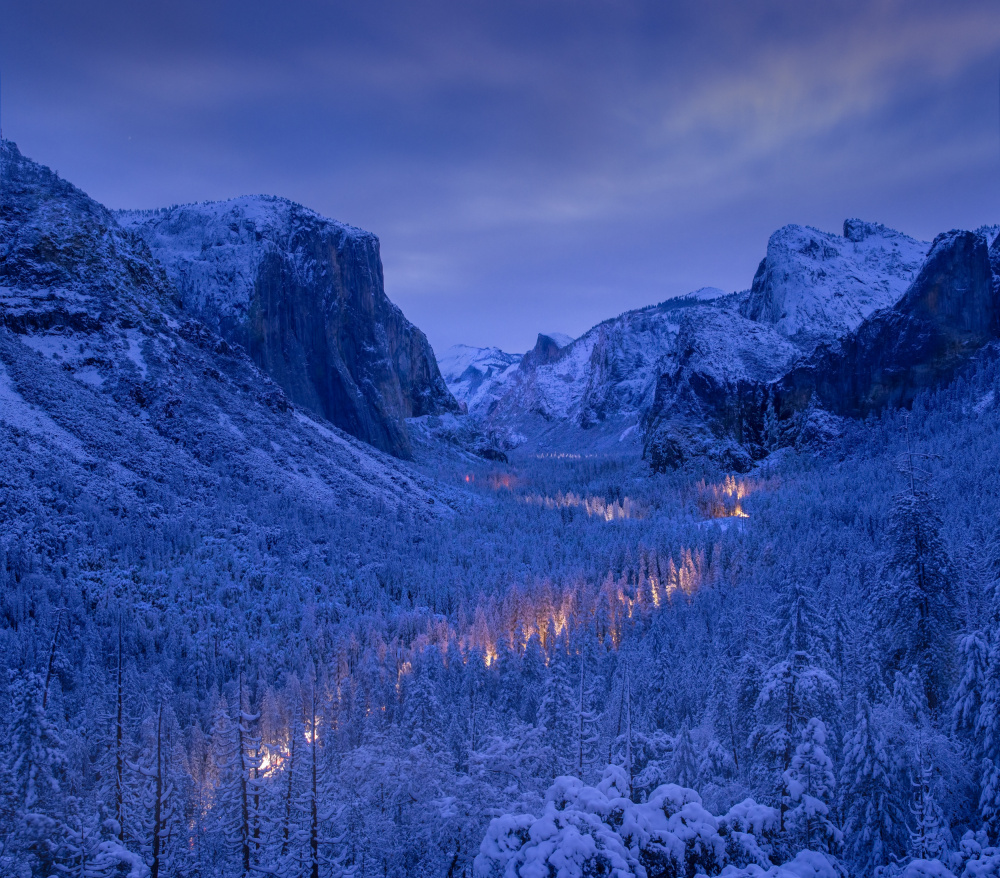 Traffic in Yosemite Valley during blue hour à Dianne Mao