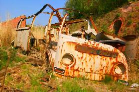 VW Bus bei Ruine der Ziegelei Pilsum /Krummhörn