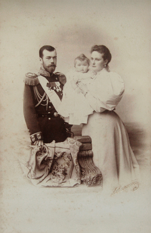 Portrait of Nicholas II of Russia with Alexandra Fyodorovna and Daughter Olga à Dimitrij Grigorjewitsch Lewizkij