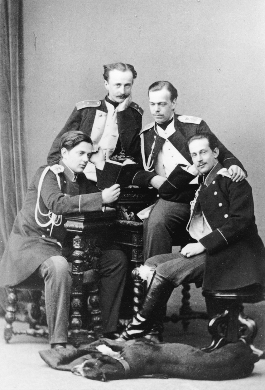 Grand Duke Alexander with brother Vladimir and cousins Nicholas Maximilianovich and Sergei Maximilia à Dimitrij Grigorjewitsch Lewizkij