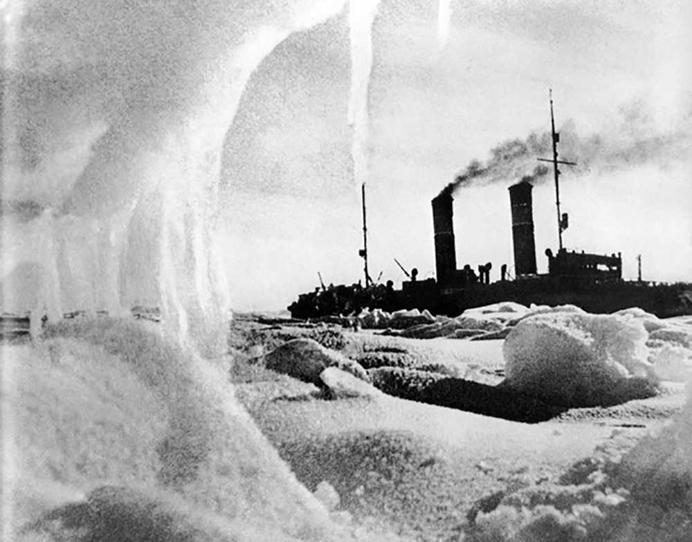 Icebreaker Krasin among ice floes of the Arctic Ocean à Dmitri Georgiewitsch Debabow