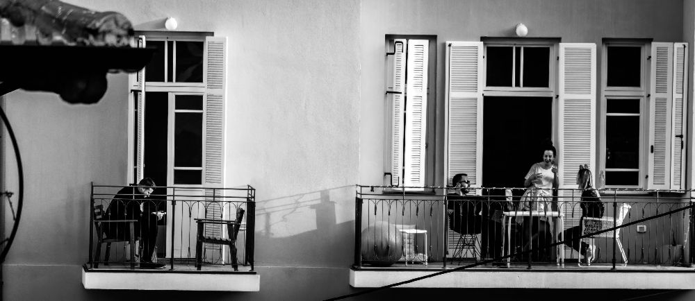afternoon on the Balcony à Dov Amar