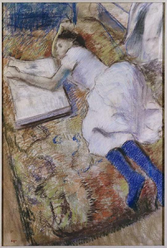 Ein liegendes junges Mädchen, ein Album ansehend à Edgar Degas