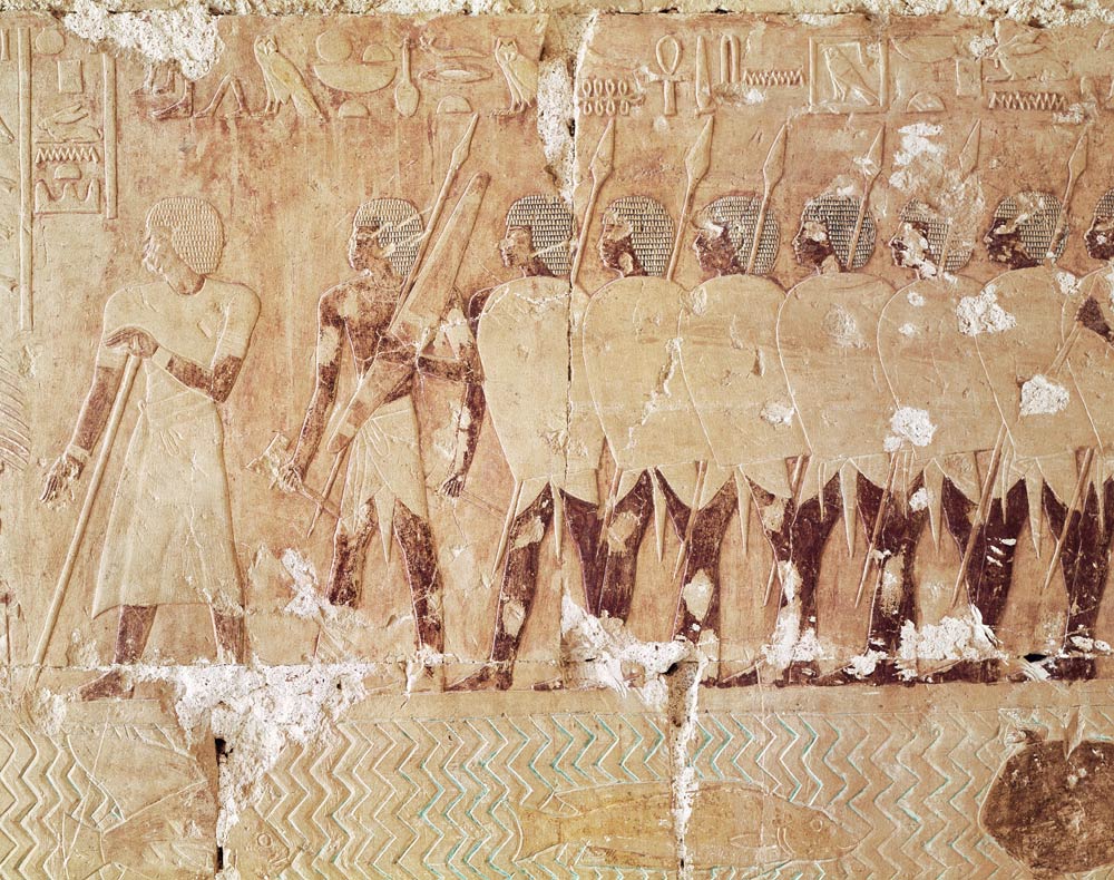 Relief depicting soldiers sent by Queen Hatshepsut on an expedition to the Land of Punt to bring bac à Egyptien