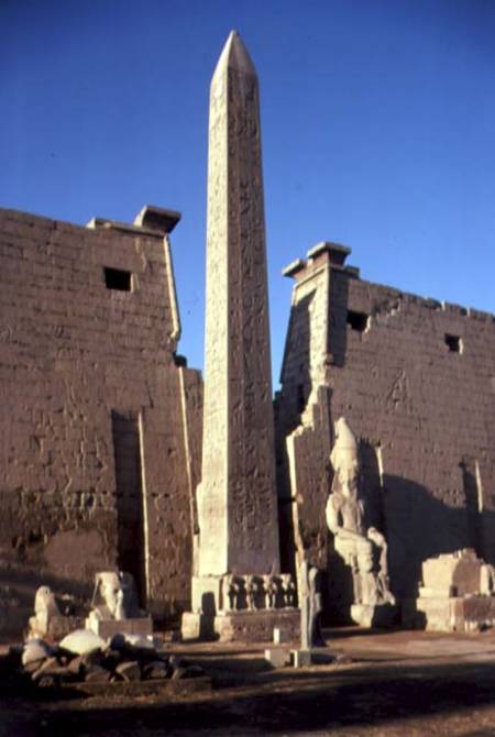 Centre of the facade with the obelisk and a statue of Ramesses II (1298-32 BC) New Kingdom (photo) à Egyptien