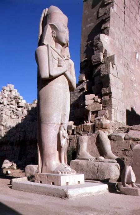 Colossal statue of Ramesses II (1279-1213 BC) in the Great Temple of Amun, New Kingdom à Egyptien