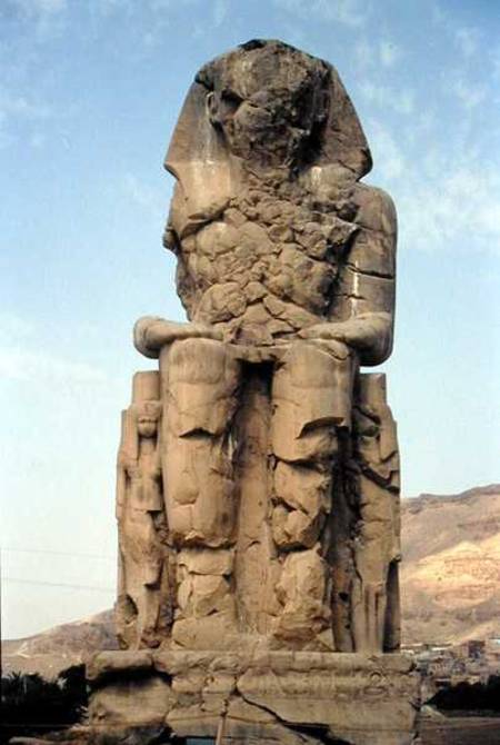 One of the Colossi of Memnon, statues of Amenhotep III à Egyptien