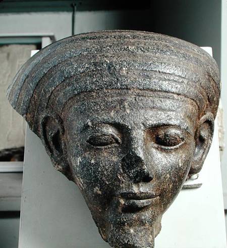 Head of a priest, from a sarcophagus, New Kingdom à Egyptien