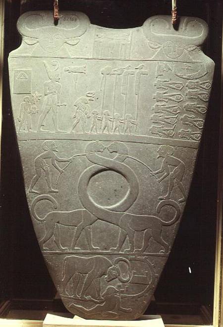 The Narmer Palette: ceremonial palette depicting King Narmer, wearing the red crown of Lower Egypt, à Egyptien