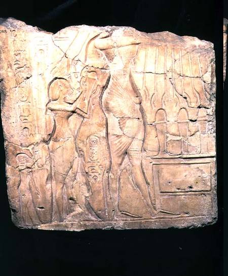 Relief fragment depicting Akhenaten followed by Nefertiti and Meritaten before an offering table, Ne à Egyptien