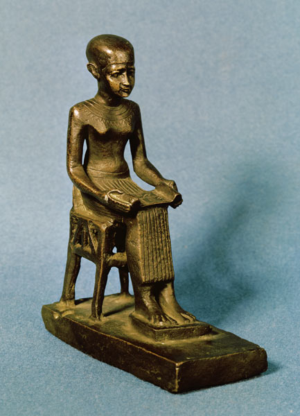 Seated statue of Imhotep (fl.c.2980 BC) holding an open papyrus scroll, Late Period à Egyptien