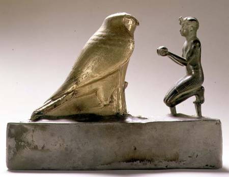 Statue of King Taharqa worshipping the falcon-god Hemen, Egyptian, Third Intermediate Period (gold, à Egyptien