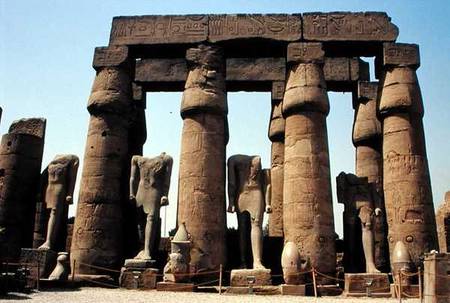 Statues of Ramesses II (1298-32 BC) and papyrus-bud columns in the Peristyle Court, New Kingdom à Egyptien