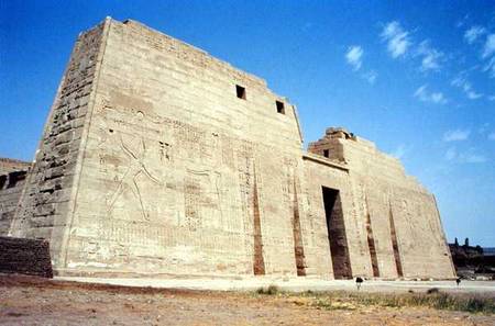View of the First Pylon of the Mortuary Temple of Ramesses III (c.1184-1153 BC) New Kingdom (photo) à Egyptien