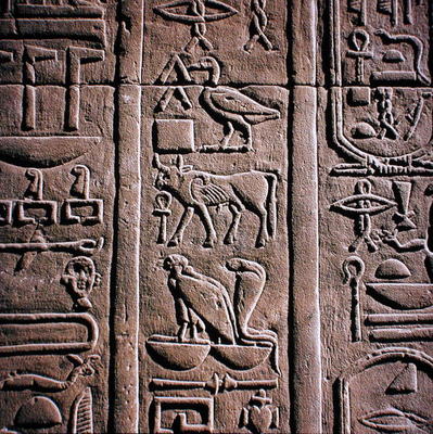 Hieroglyphic column from the Temple of Amun (stone) à 12ème dynastie égyptienne