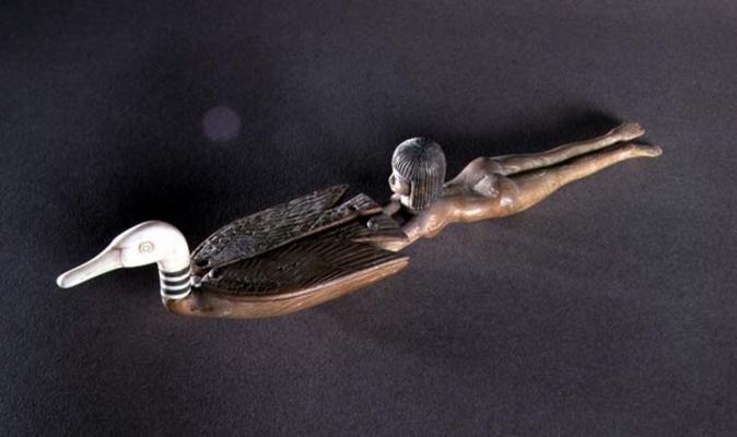 Spoon with a flattened handle in the form of a swimmer, New Kingdom, c.1400 BC (wood & ivory) (see a à 18ème dynastie égyptienne