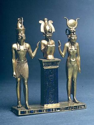 Triad of Osorkon II: Osiris flanked by Isis and Horus, Third Intermediate Period, c.874-850 BC (gold à 22ème dynastie égyptienne