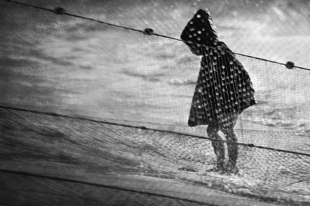 Rainy child at the sea à Ekkachai Khemkum