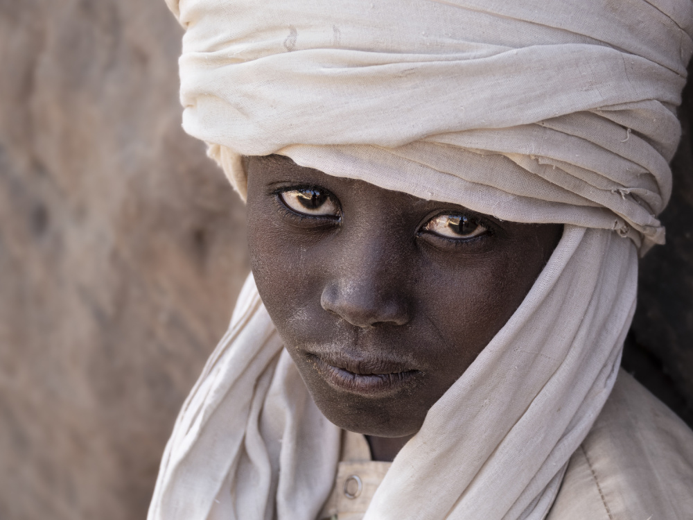gazes at Ennedi desert, Tchad à Elena Molina