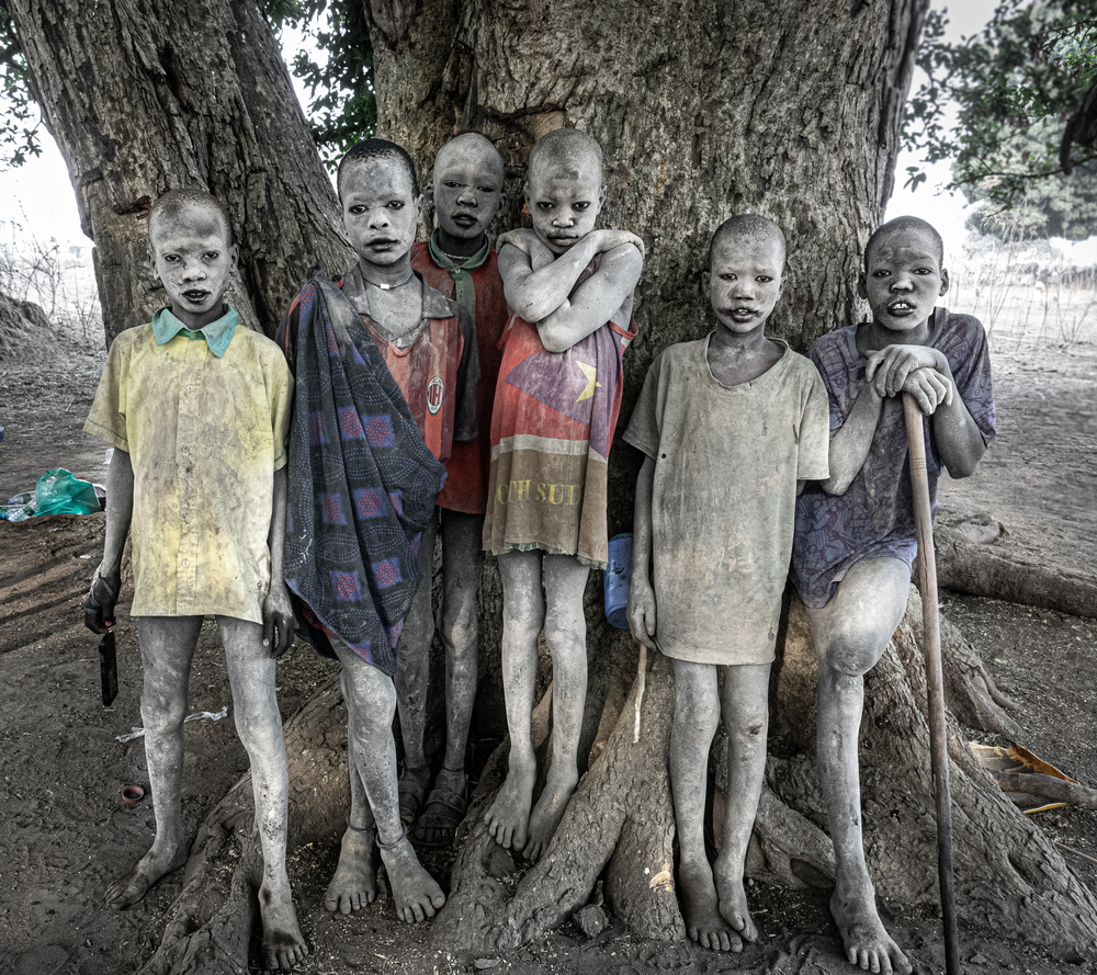 Mundari children, the nomadic herders of the White Nile à Elena Molina