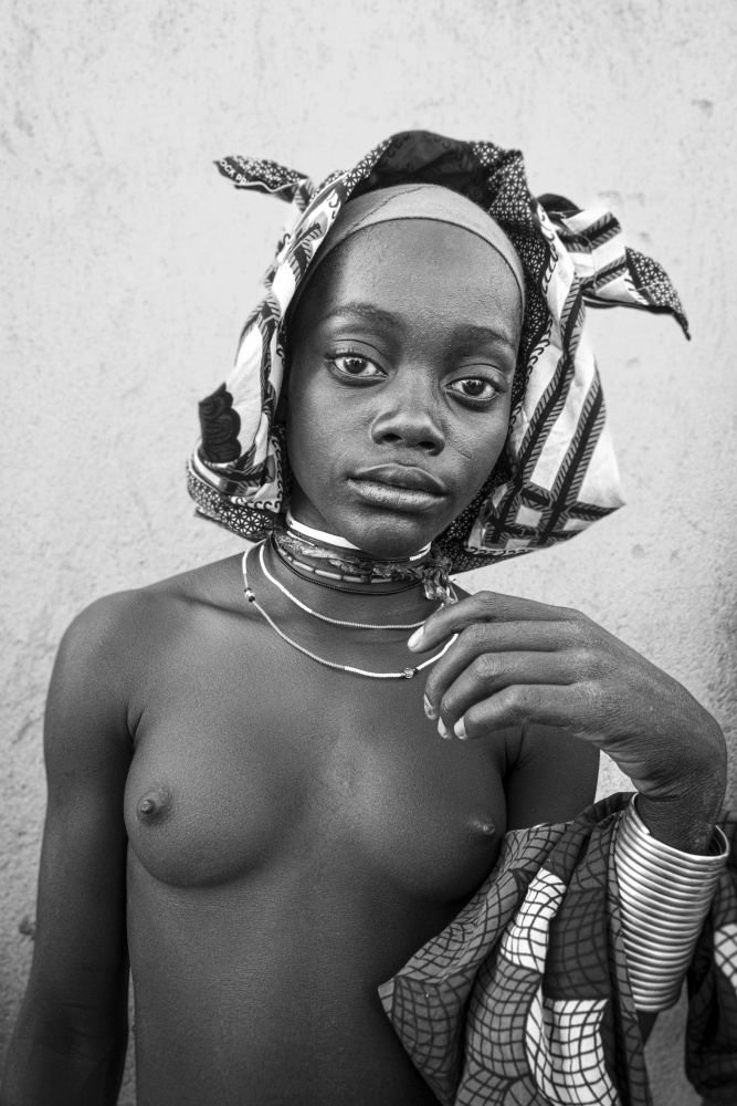 Mucubal teenager at Virei, southern Angola à Elena Molina