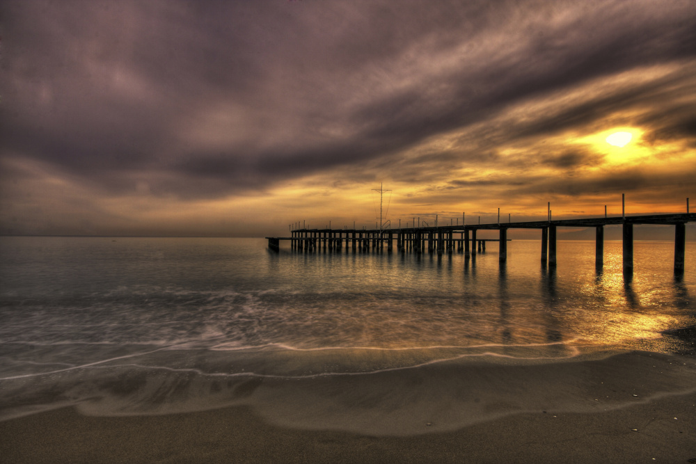 old pier and beautiful sunset à engin akyurt