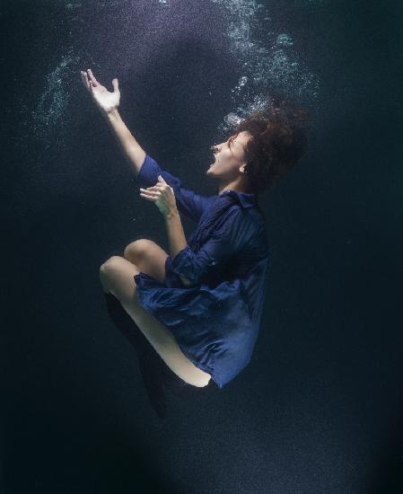 underwater artistic portrait shooting