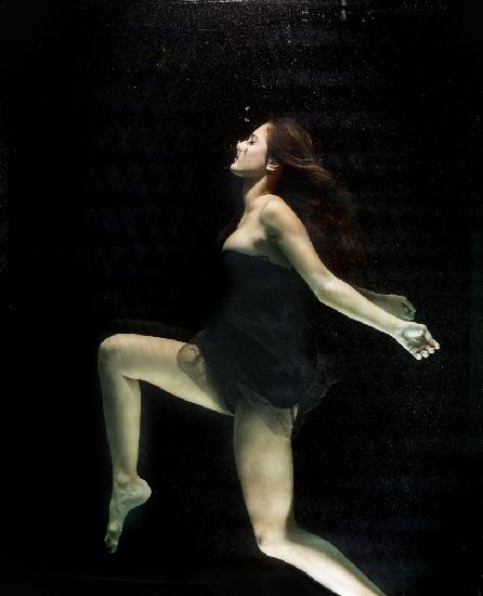 underwater artistic portrait shooting