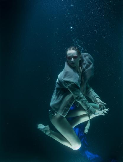 underwater artistic portrait shooting