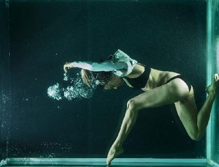 underwater artistic portrait shooting