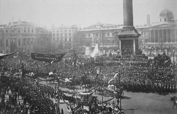 Queen Victoria (1819-1901) being driven through Trafalgar Square during her Golden Jubilee celebrati à Photographe anglais, (19ème siècle)