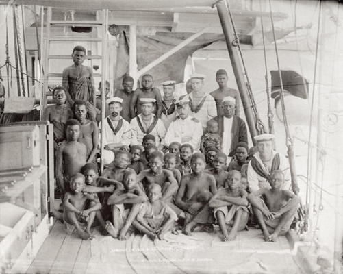 33 captured slaves on board a ship (albumen print) à École anglaise de peinture
