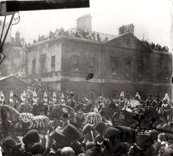 Jubilee Procession in Whitehall, 1887 (b/w photo)  à École anglaise de peinture