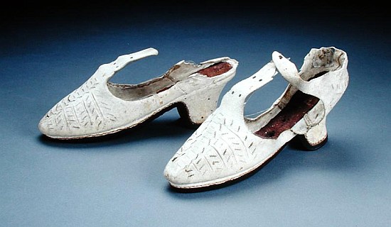 Pair of white shoes, c.1590s (suede) à École anglaise de peinture