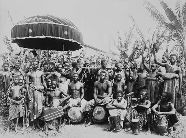 Ashantee King Carried by Slaves under State Umbrella Surrounded by Followers, c.1890 (b/w photo) à Ecole anglaise, (19ème siècle)
