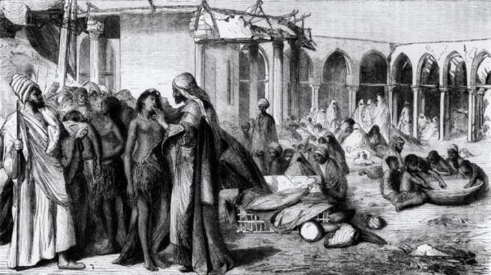 In the Slave-Market at Khartoum (engraving) (b/w photo) à Ecole anglaise, (19ème siècle)