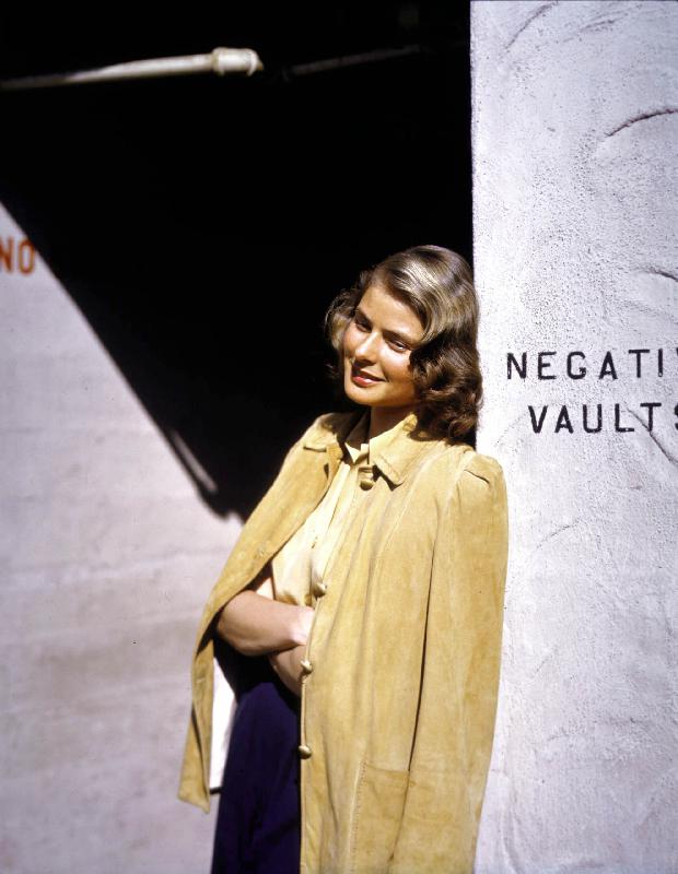 Actress Ingrid Bergman a jacket on the shoulders à Photographies de Célébrités