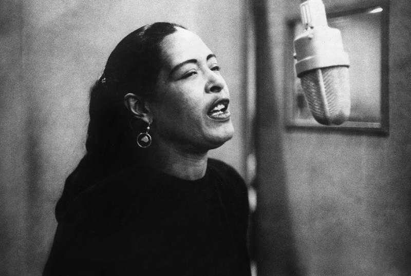 Jazz and blues Singer Billie Holiday during recording session à Photographies de Célébrités