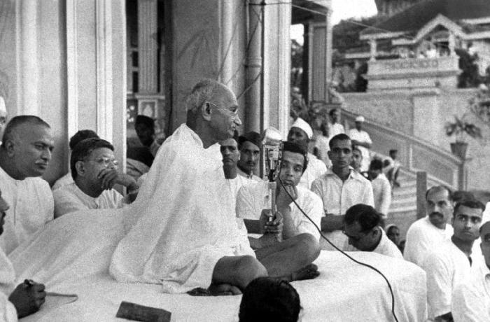 Mahatma Mohandas Karamchand Gandhi Indian politician and nationalist leader, here during a speech in à Photographies de Célébrités