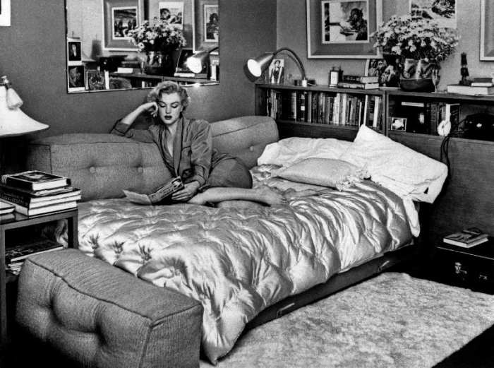Marilyn Monroe at home in Hollywood à Photographies de Célébrités
