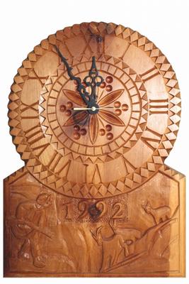 Aus Holz geschnitzte Uhr à Ervin Monn