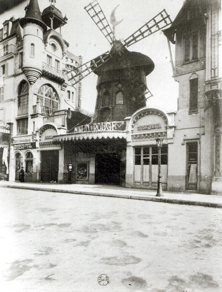 The Moulin Rouge in Paris, 1921 (b/w photo)  à Eugene Atget
