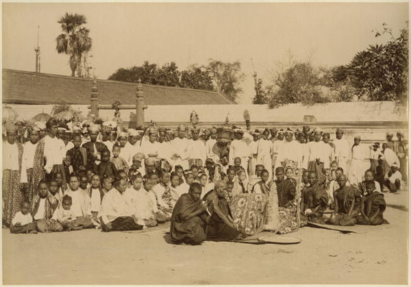 Devotions at the Arakan Pagoda, Mandalay, Burma, late 19th century (albumen print) (b/w photo)  à Felice (Felix) Beato
