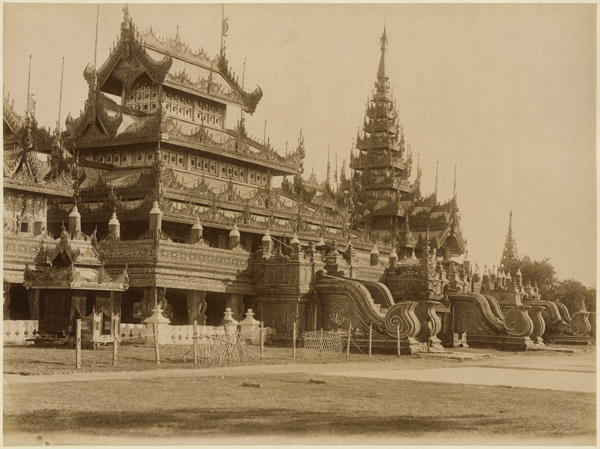 The Hman Kyaung or the glass monastery, Burma, c.1890 (albumen print) (b/w photo)  à Felice (Felix) Beato