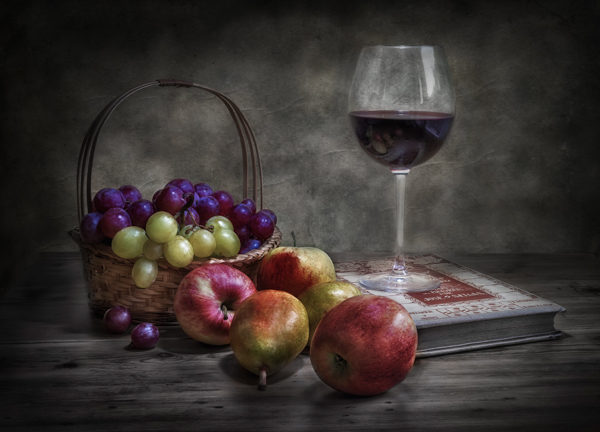 Wine, fruit and reading. à Fran Osuna