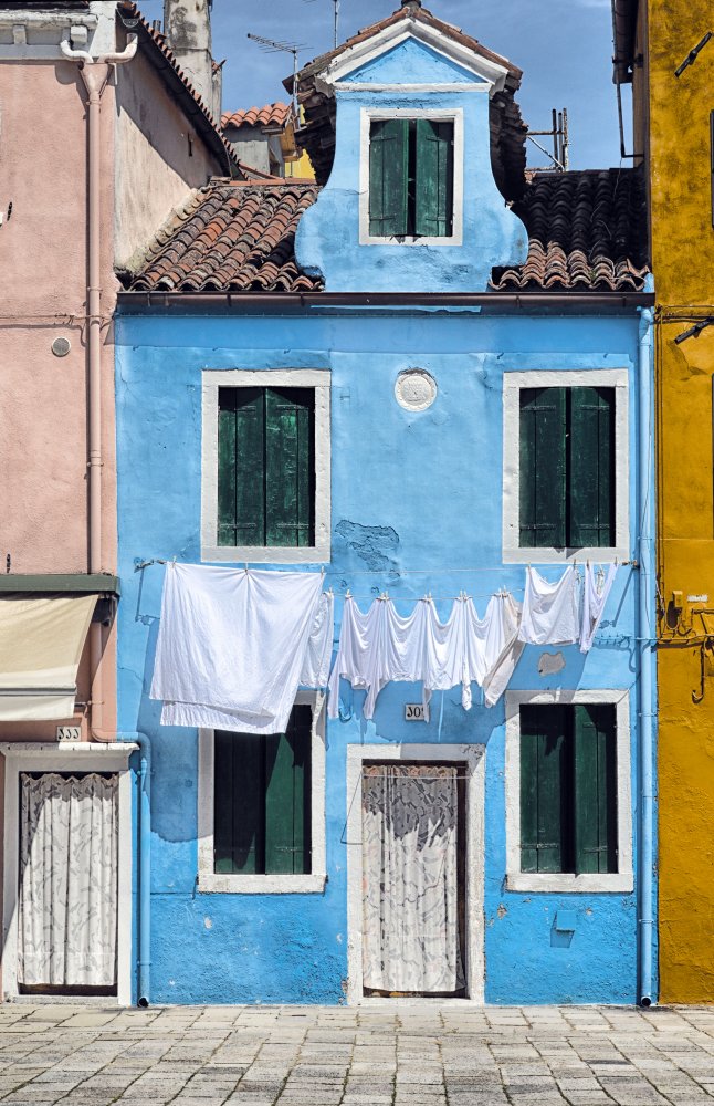 Clothes hanging in Burano, island of Venice à Francesca Ferrari