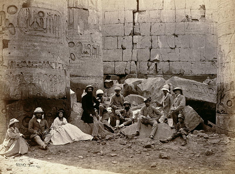 Group photograph in the Hall of Columns, Karnak, Thebes, 1862 (b/w photo)  à Francis Bedford