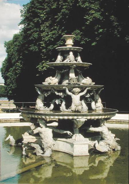 Fontaine de la Pyramide à Francois Girardon