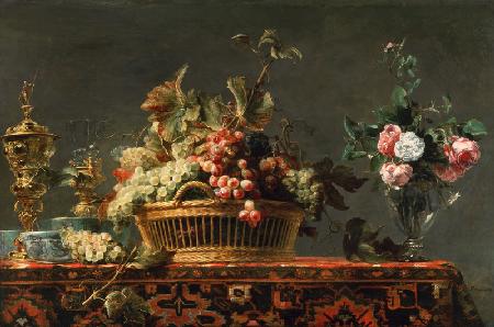 nature morte au panier avec des grappes de raisin et un vase de roses