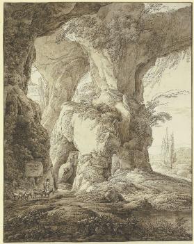 Hohe Felsenhöhle mit antiken Denkmälern und einem Ziegenhirten